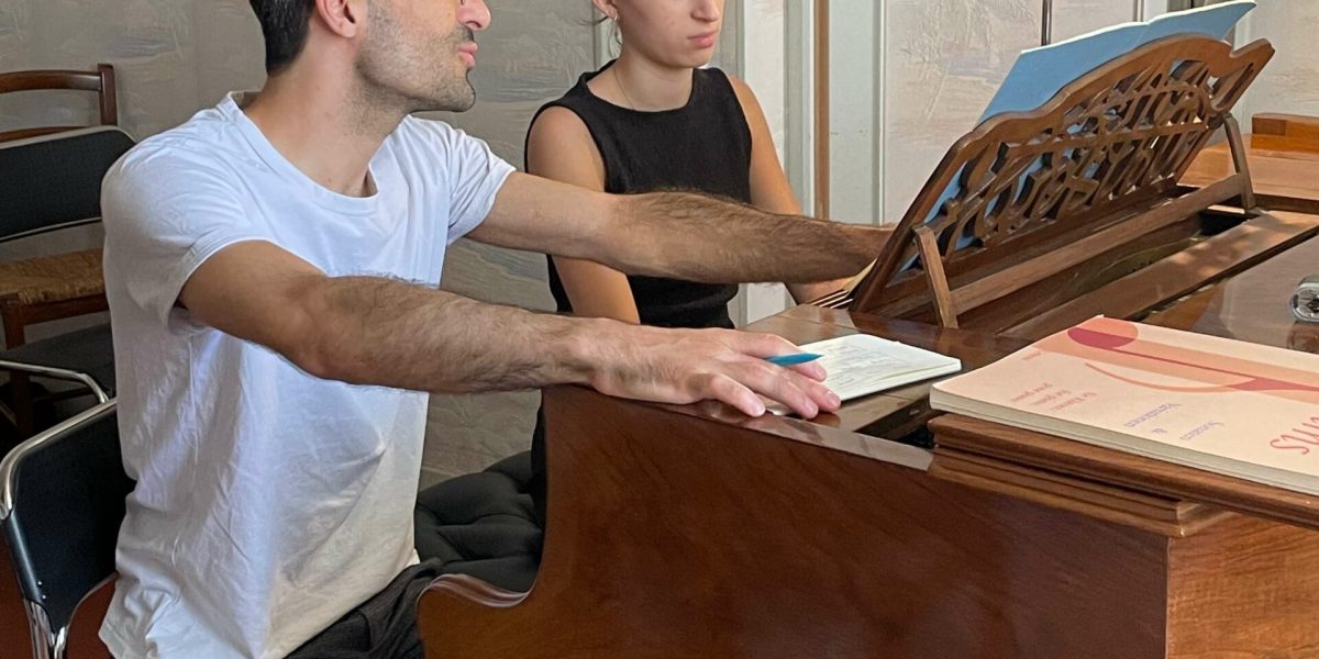 Jesse donne un cours de piano à Marlo lors du stage d'été de piano Otium 2025 à Pouilly-sur-Loire